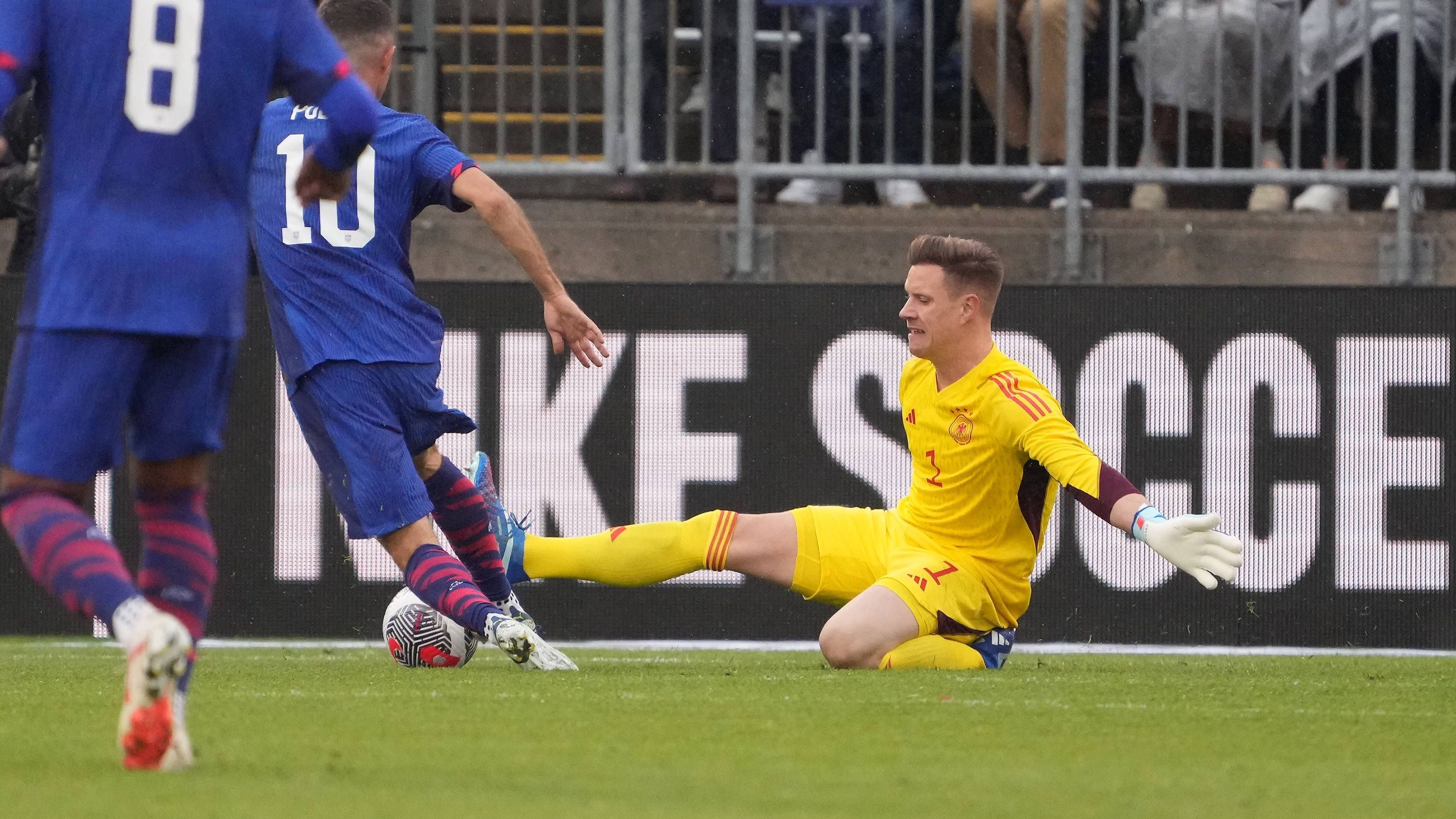 <strong>Marc-Andre ter Stegen</strong><br>Deutschlands Keeper, der auch schon 2013 mit dem DFB-Team auf US-Tour war, hat in Hartford einiges zu tun. Schon vor dem zwischenzeitlichen 0:1 durch Pulisic, bei dem Marc-Andre ter Stegen chancenlos ist, rettet er gegen den Ex-Dortmunder, Weah und Dest. Nur in der 35. Minute hat ter Stegen Probleme, als er einen Schuss von Reyna erst im Nachfassen sichern kann. <strong>ran-Note: 3</strong>