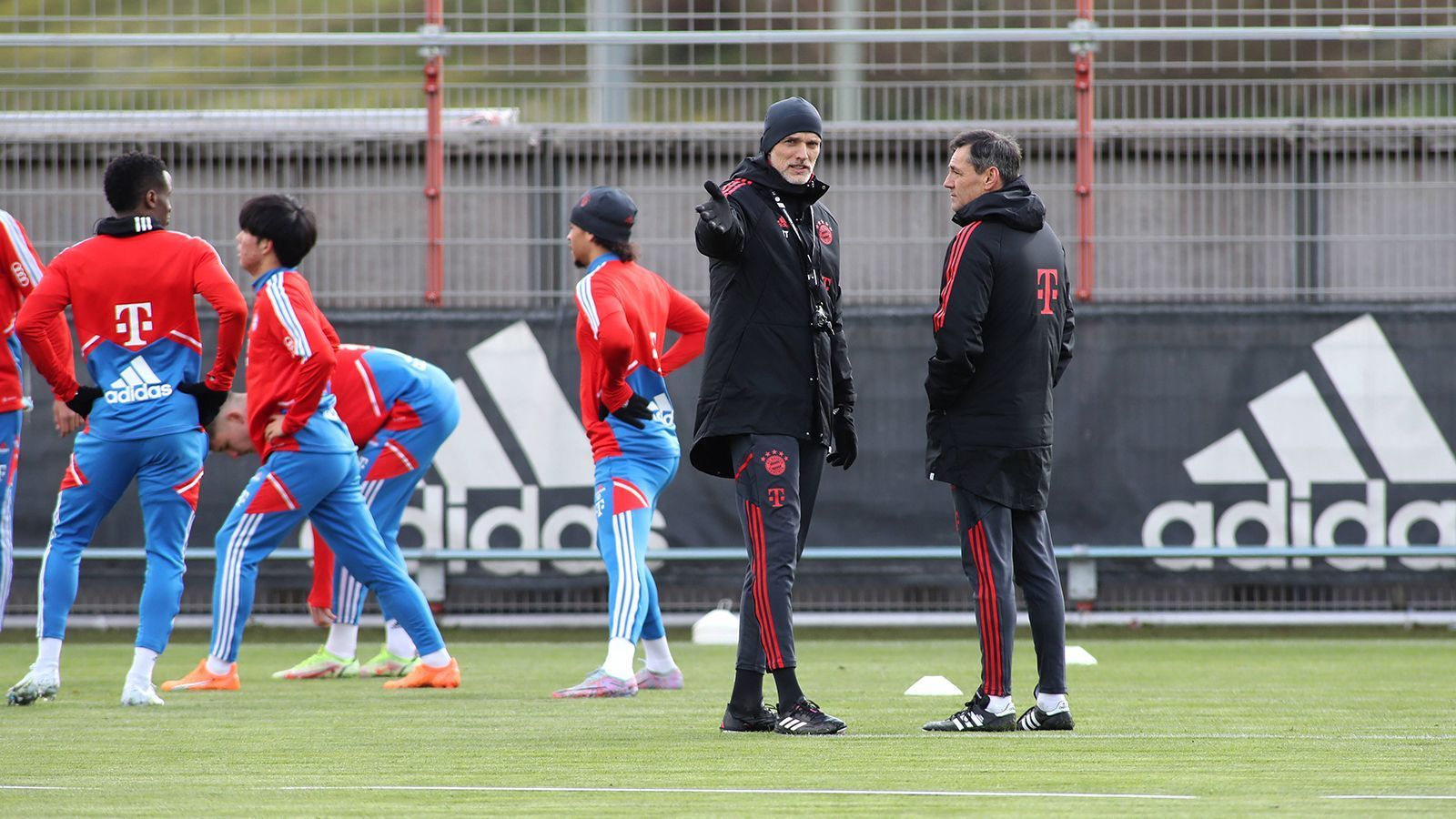 
                <strong>Die Trainer unter sich</strong><br>
                Tuchel und Co-Trainer Arno Michels im Zwiegespräch. Hinter einem anderen Assistenten steht noch ein Fragezeichen: Anthony Barry ist derzeit noch beim FC Chelsea. Die Bayern bemühen sich jedoch, ihn nach München zu holen. Zsolt Löw ist bereits fest im Trainerteam, war allerdings am Dienstag noch nicht dabei.
              