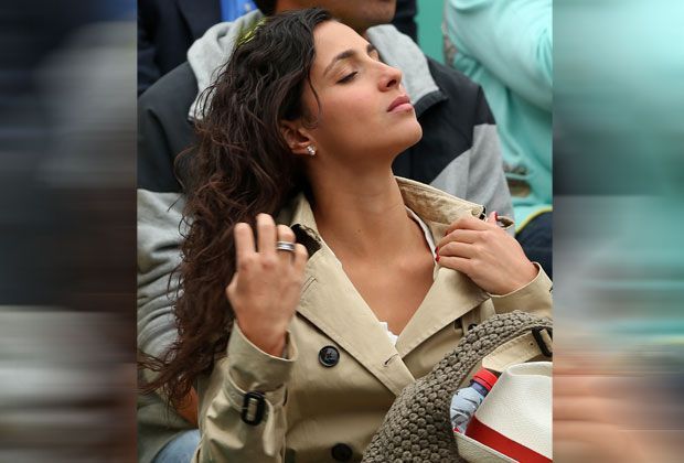 
                <strong>Maria Francisca Perello</strong><br>
                Ganz schön heiß auf dem Center Court der French Open. Da verschafft sich Xisca erstmal ein bisschen Luft.
              