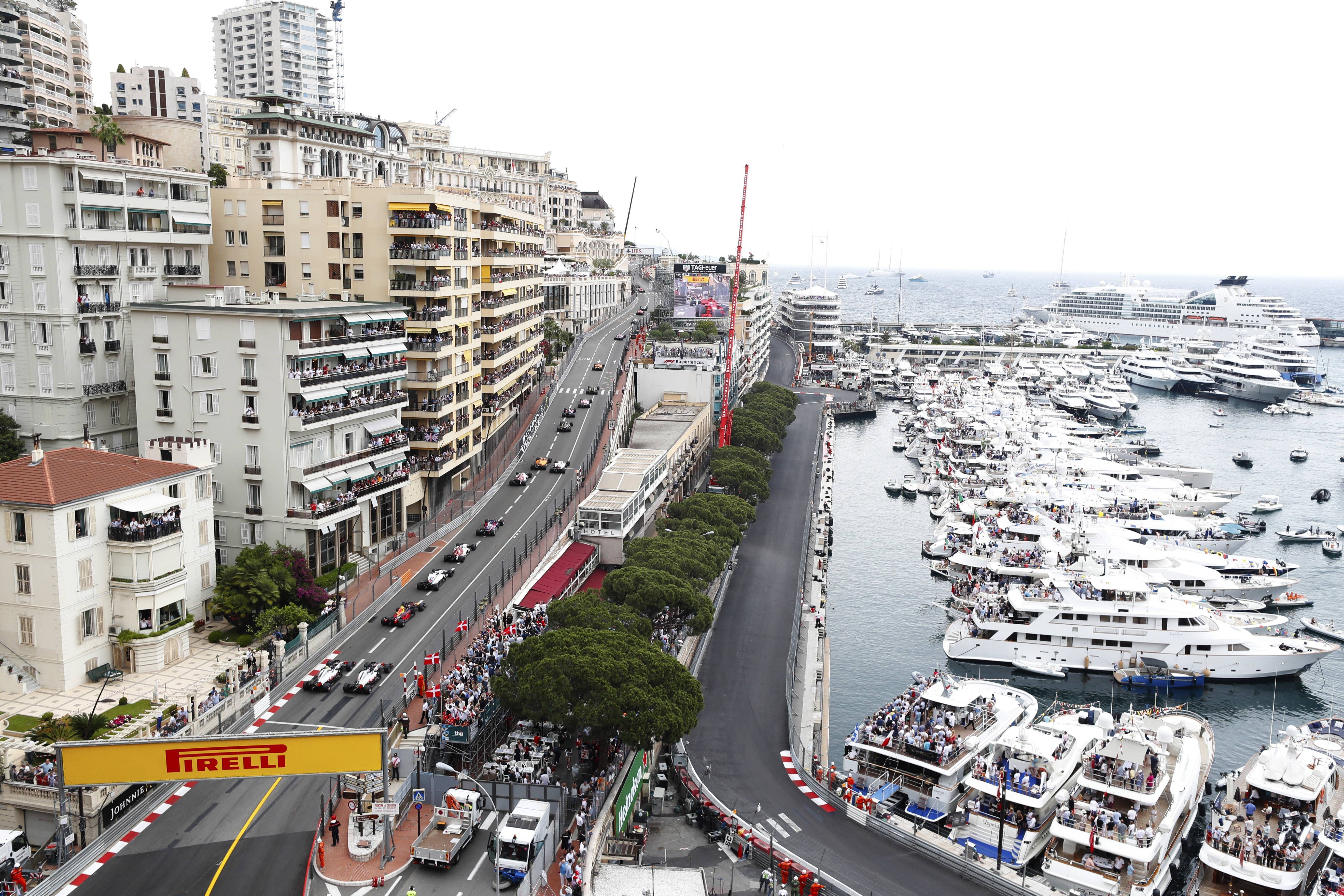 
                <strong>Circuit de Monaco, Monaco </strong><br>
                Formel 1-Boliden zwischen Luxuswohnungen, blauem Meer und Yachten: Das ist seit Jahrzehnten das Bild des Großen Preis von Monaco. Der Kurs in Monte Carlo zählt zu den absoluten Klassikern der Formel 1-Saison. Seit 1950 gastiert der Rennzirkus alljährlich im Mai im Fürstentum. Auf 3,337 Kilometern geht es vorbei am Casino, dem Yachthafen, die Rascasse - alles berühmte Streckenteile. Mit sechs Erfolgen im Fürstentum hält der 1994 verstorbene Ayton Senna den Siegrekord. Die Haarnadel am Hotel Fairmont ist die langsamste Stelle im gesamten Rennkalender.
              
