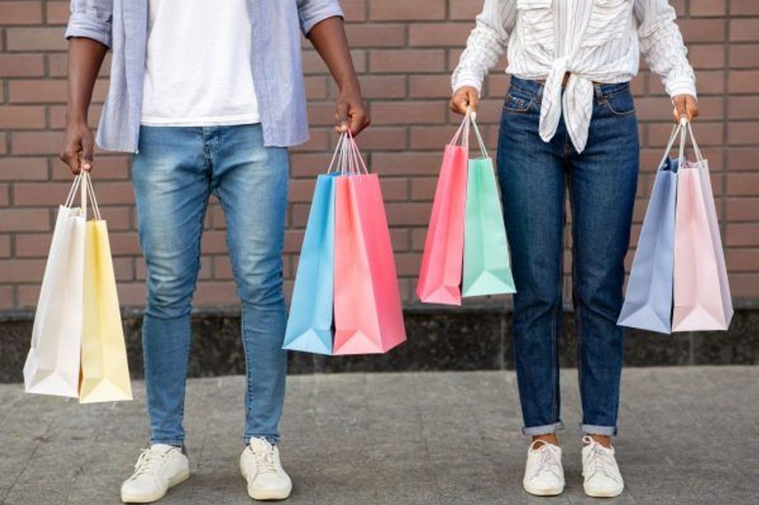 Wirkt bei ihm und ihr gleichermaßen: Ein Kaffee vor der Shopping-Tour sorgt dafür, dass man mehr kauft - und oft sind dann auch Dinge darunter, die man eigentlich nicht braucht.