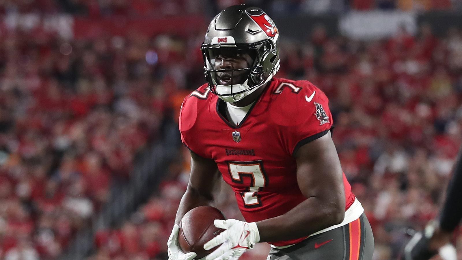 
                <strong>Platz 21 (geteilt): Leonard Fournette</strong><br>
                &#x2022; Rushing Touchdowns: 34<br>&#x2022; Aktuelles Team: Free Agent<br>&#x2022; Letztes Team: Tampa Bay Buccaneers<br>&#x2022; In der NFL seit: 2017<br>
              