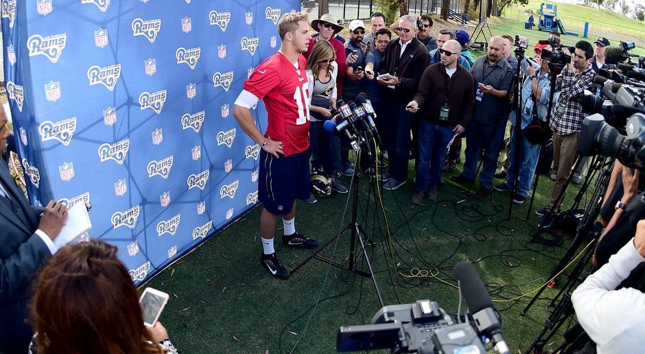 
                <strong>Reise-Champion Los Angeles Rams</strong><br>
                57.859 Kilometer. Das sind über 10.000 Kilometer mehr als eine Umrundung der Erde. So viele Kilometer legen die Los Angeles Rams in der aktuellen NFL-Spielzeit auf ihren Reisen zurück. Kein Wunder, müssen die Rams doch auch in London ein Gastspiel bzw. ein Heimspiel gegen die New York Giants bestreiten. Alleine dieser Trip verursacht einen Reiseaufwand von 17.512 Kilometer.
              