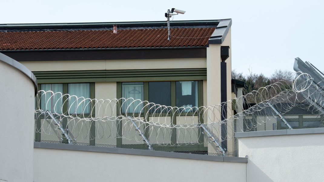 Ein Sicherheitszaun mit Überwachungskameras am bayerischen Bezirkskrankenhaus Parsberg.