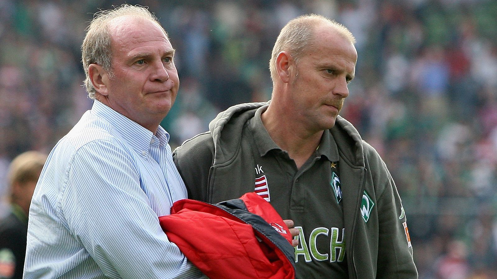 
                <strong>Von Osterhasen und Nikoläusen</strong><br>
                Hoeneß nahm es nicht nur mit Einzelpersonen, sondern auch mit ganzen Vereinen auf. 2007 war Werder Bremen erster Konkurrent der Münchner. "Die sollen ruhig oben stehen bis Weihnachten. Aber der Nikolaus war noch nie ein Osterhase. Am Ende wird der FC Bayern wie immer oben stehen."
              