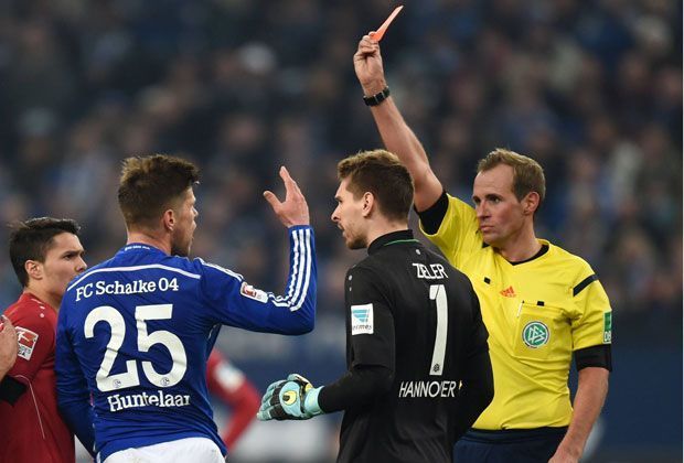 
                <strong>Huntelaars Verrücktheit</strong><br>
                Huntelaar: "Meine Reaktion war in keinem Fall auf den Schiedsrichter bezogen. Ich habe mir mit dem Finger auf die Stirn getippt, weil ich meinte, ich müsste doch verrückt sein, wenn ich durch so ein Foul eine rote Karte riskieren würde."
              
