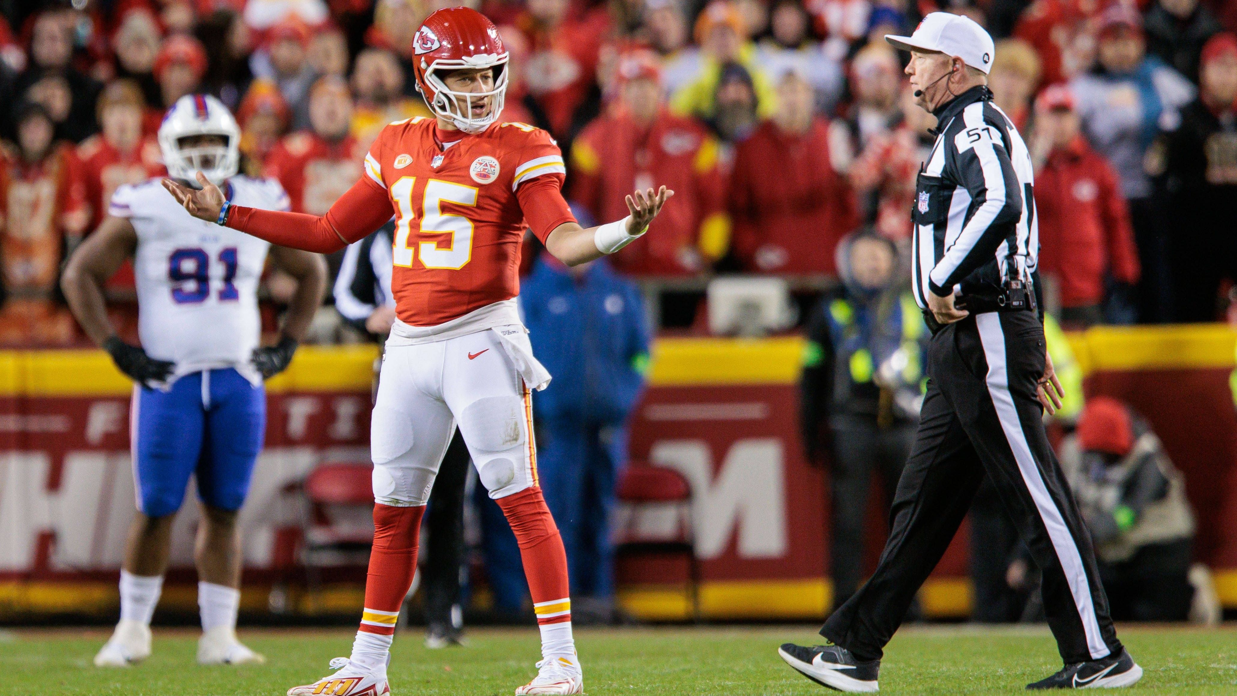 <strong>Verlierer: Die Offense der Kansas City Chiefs<br></strong>Seit Wochen ist bei den Kansas City Chiefs der Wurm drin. Das gefällt wohl niemandem. Wahrscheinlich auch deshalb entlud sich der Frust von Qarterback Patrick Mahomes und Coach Andy Reid nach dem Offside-Call komplett - nicht auf Receiver Kadarius Toney, wo es angebracht gewesen wäre, sondern auf die Refs. Die Chiefs gaben ein ganz schlechtes Bild ab - auf wie neben dem Platz.