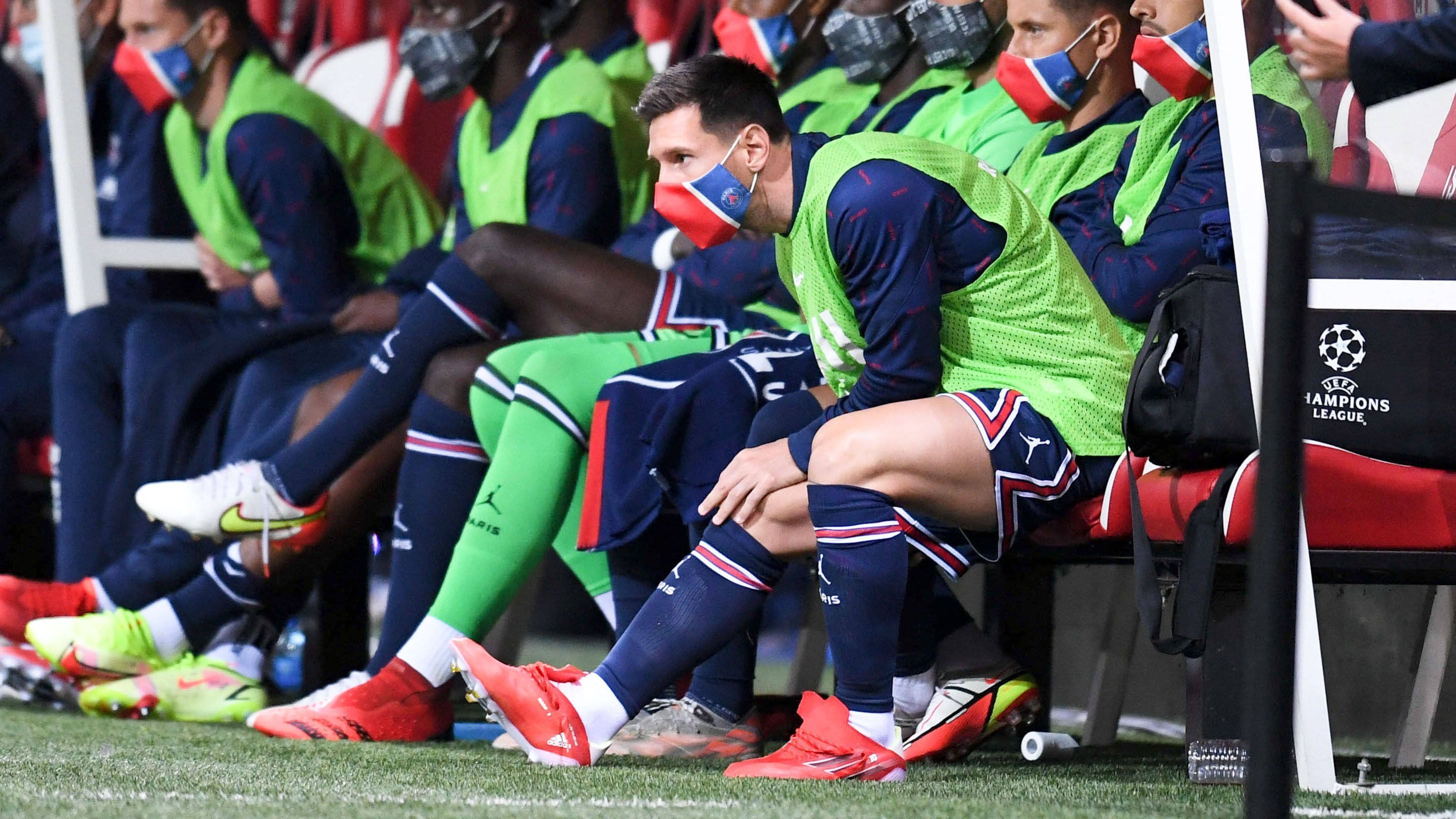 
                <strong>Erster Auftritt in der Ligue 1: Lionel Messi debütiert für Paris St.-Germain</strong><br>
                In der ersten Hälfte gehört die Aufmerksamkeit anderen: Kylian Mbappe bringt PSG per Kopf nach 15 Minuten in Führung. Mit diesem Vorsprung geht es auch in die Kabine, auf der Bank deutet nichts auf einen ersten Messi-Einsatz hin.
              