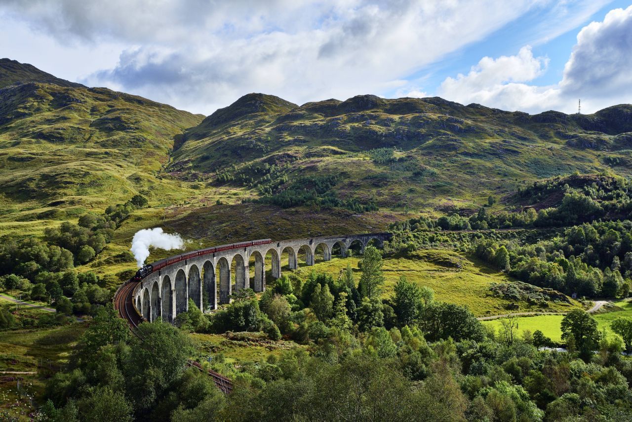 Potter-Fans können mit dem Jacobite Steam Train, der dem "Hogwarts Express" verblüffend ähnlich sieht, eine Zugfahrt durch Schottland machen. Dabei überquert der Zug sogar das berühmte Glenfinnan-Viadukt aus dem Film "Harry Potter und die Kammer des Schreckens".