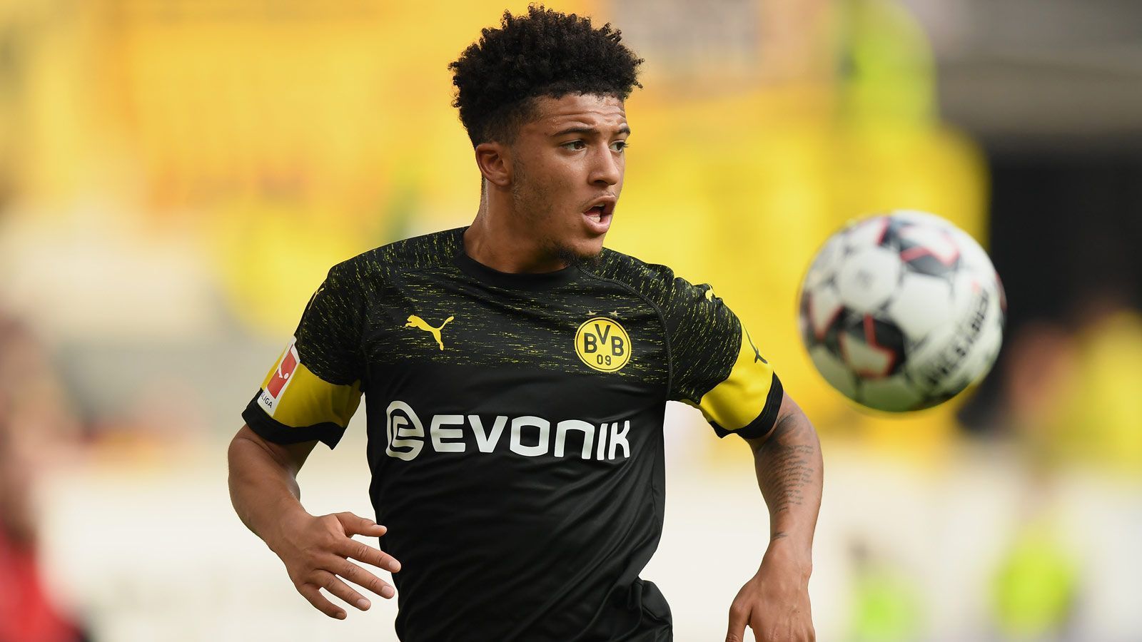 
                <strong>Borussia Dortmund</strong><br>
                Für einen etwas leichteren Einstieg in die Bundesliga ist der BVB eine sicherste Optionen. Erfahrene Nationalspieler wie Kapitän Marco Reus gepaart mit den jungen Wilden rund um Jadon Sancho, Christian Pulisic oder Jacob Bruun Larsen. Das hervorragende Scouting und die Vereinsphilosophie werden auch in Zukunft viele talentierte Spieler hervorbringen, die es ins bestehende System zu integrieren gilt. Diese im Verein zu halten und gleichzeitig um Titel zu spielen, wird eure größte Herausforderung. Natürlich ist die Bundesliga kein einfaches Pflaster, doch der BVB bietet alle Voraussetzungen, um Dauermeister München auf Distanz zu halten.Spielstärke: 9/10Potenzial: 9/10
              