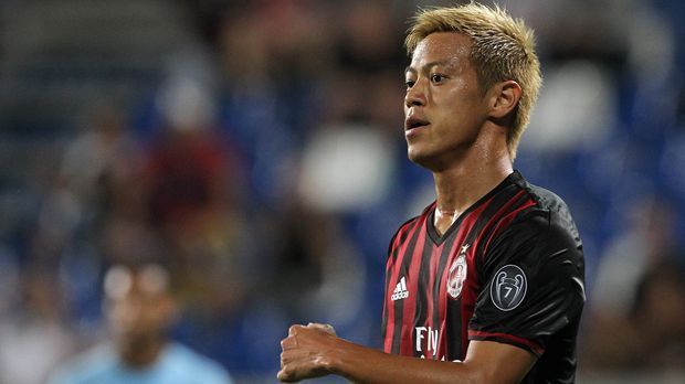 
                <strong>Keisuke Honda (AC Milan)</strong><br>
                Keisuke Honda (AC Milan): Für den Japaner dürfte es bei Milan in der laufenden Saison nicht einfach werden. Bislang wartet Honda noch auf seinen ersten Pflichtspiel-Einsatz. Und die Situation könnte sich im Winter noch weiter zuspitzen. Laut Medienberichten hat eine Investorengruppe Milan für die nächste Transferperiode 85 Millionen Euro zur Verfügung gestellt. Damit könnte der Kader optimiert werden, was wohl auch zu Lasten Hondas und einer Vertragsverlängerung gehen könnte.
              