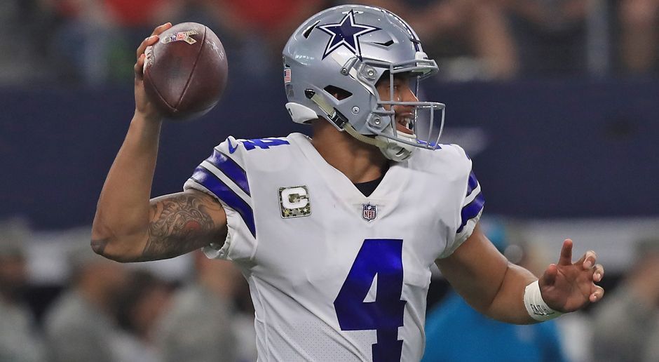 
                <strong>Die Geschichten zu den Rückennummern: Dak Prescott gedenkt seiner Mutter</strong><br>
                Eine emotionale Geschichte bringt die Rückennummer von Dak Prescott mit sich. Um seine Mutter zu ehren, wählte er bei den Dallas Cowboys die Nummer 4, da Peggy Prescotts Geburtstag der 4. September war. Seine an Darmkrebs verstorbene Mom ist also immer bei ihm, wenn er für das "America's Team" aufläuft. "Ich denke an die Sachen, die sie mir beigebracht hat. Daran, dass man andere an die erste Stelle stellen und selbstlos sein soll", sagte Prescott: "Sie würde mir in den Hintern treten, wenn ich mich nicht so verhalten würde. Aber ich weiß, dass ich es weit bringen kann, wenn ich mich einfach daran halte."
              