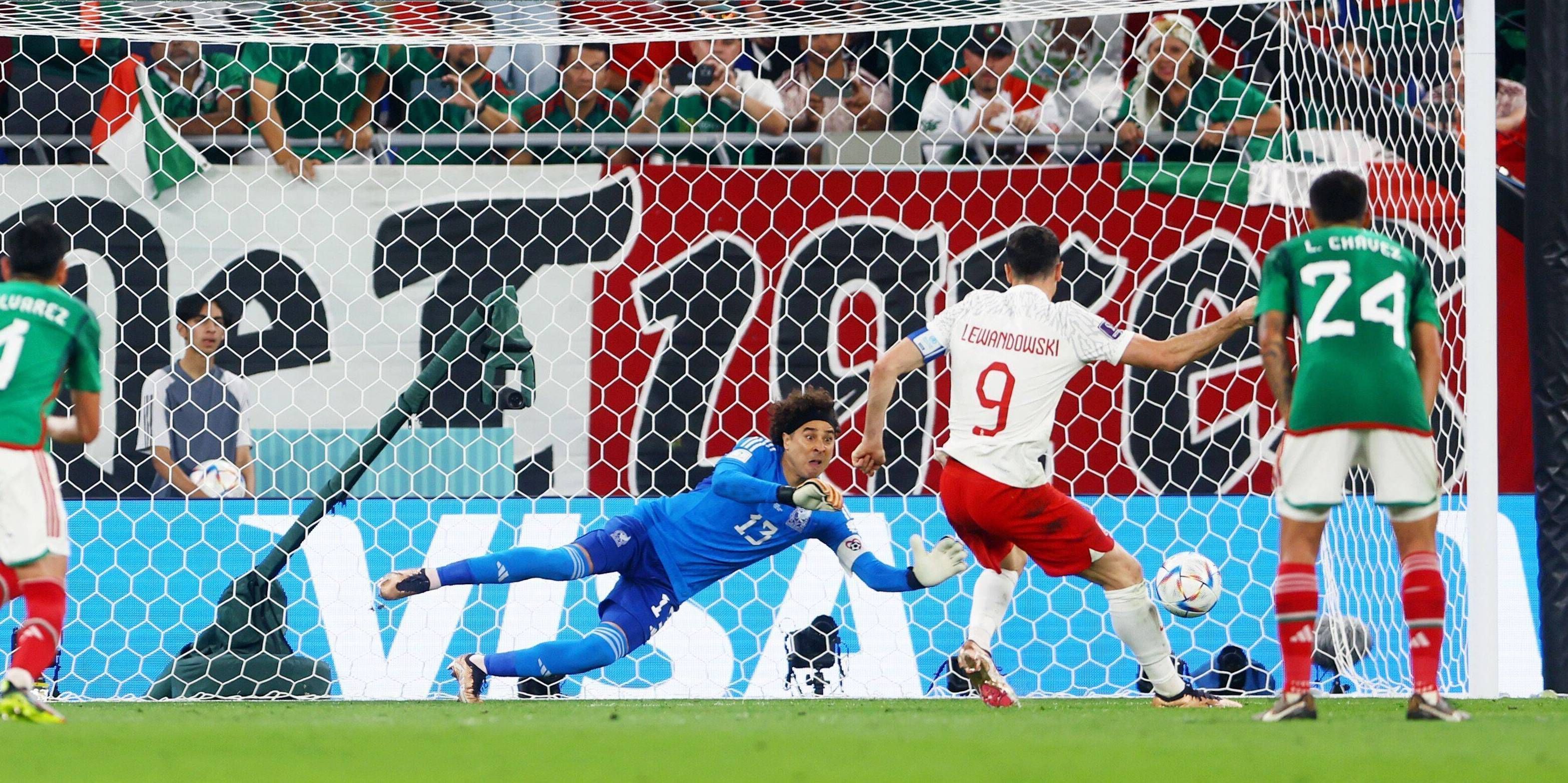 
                <strong>Lewandowski-Watch: So schlug sich Polens Stürmer gegen Mexiko</strong><br>
                Mexikos Torwart Guillermo Ochoa ahnt die Ecke...
              