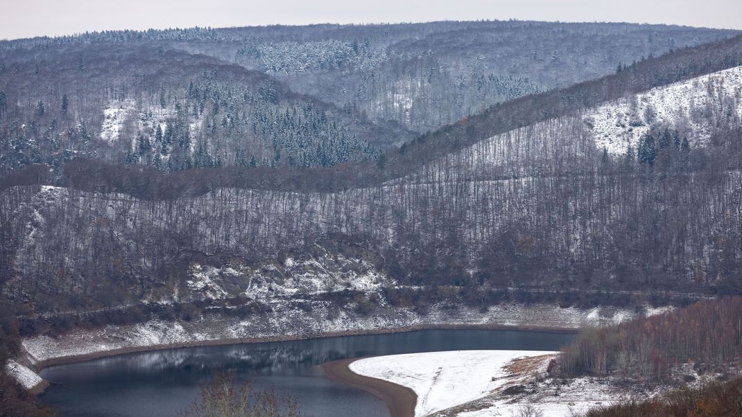 Nordrhein-Westfalen, Vogelsang: Blick auf den winterlichen Rursee in der sogenannten Vulkaneifel