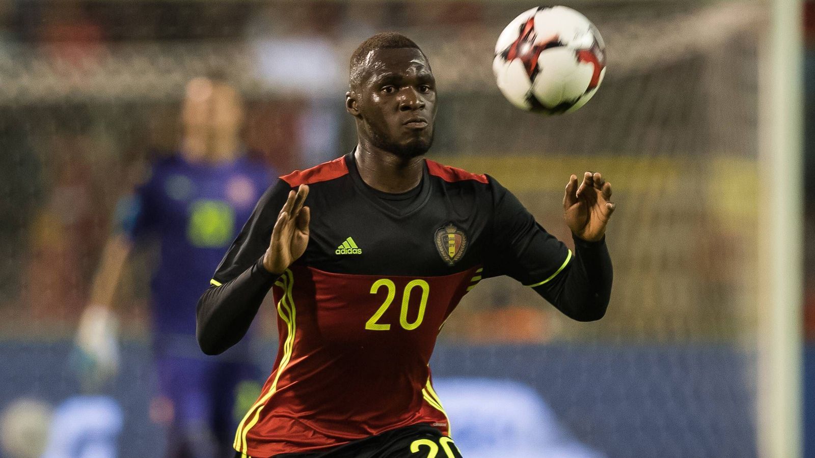 
                <strong>Christian Benteke (Belgien)</strong><br>
                Christian Benteke - Demokratische Republik Kongo: Der Profi von Crystal Palace flüchtete aus seiner Heimat nach Belgien. Das Talent des jungen Afrikaners wurde schnell von seinen Jugendvereinen KRC Genk und Standard Lüttich entdeckt. Heute spielt er für die belgische Nationalmannschaft.
              