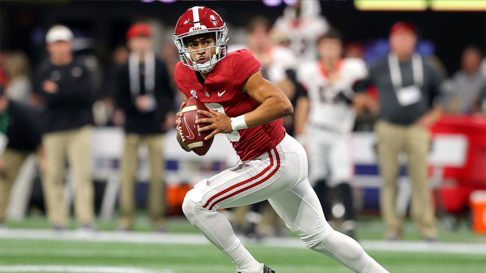 
                <strong>Bryce Young (Quarterback, Alabama)</strong><br>
                Seit 2000 gewann 17 Mal ein Quarterback die Trophäe - und auch jetzt sind drei QBs nominiert. Young war bereits vor der Saison einer der Favoriten auf die Auszeichnung. Während der Spielzeit stach der 20-Jährige, der im Vorjahr der Backup von Mac Jones war, gar nicht so sehr heraus wie andere Spieler. Dennoch zeigte er durchgängig starke Leistungen. In 13 Spielen kam er auf 4.322 Passing Yards, 43 Touchdown-Pässe, warf dabei nur vier Interceptions und führte seine Mannschaft damit ins Meisterschaftsspiel der Southeastern Conference.
              