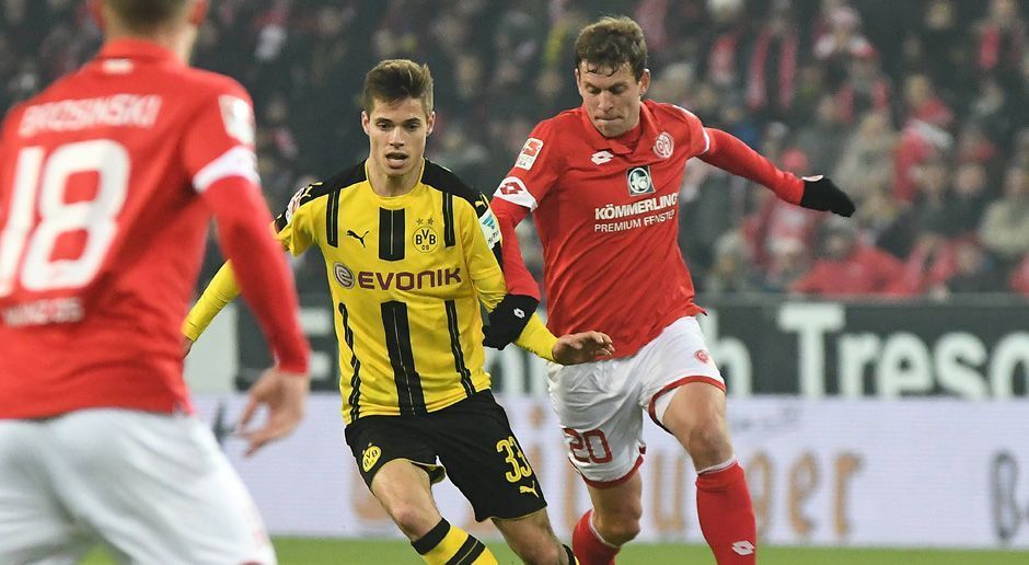 
                <strong>Julian Weigl</strong><br>
                Julian Weigl: Der zuverlässige Ballverteiler der Dortmund überzeugt auch in Mainz. Punktet nicht nur mit seiner Übersicht in der Spieleröffnung, sondern auch mit seinem Stellungsspiel nach Ballverlust bei schnellen Gegenstößen der Gastgeber. ran-Note: 2,5
              