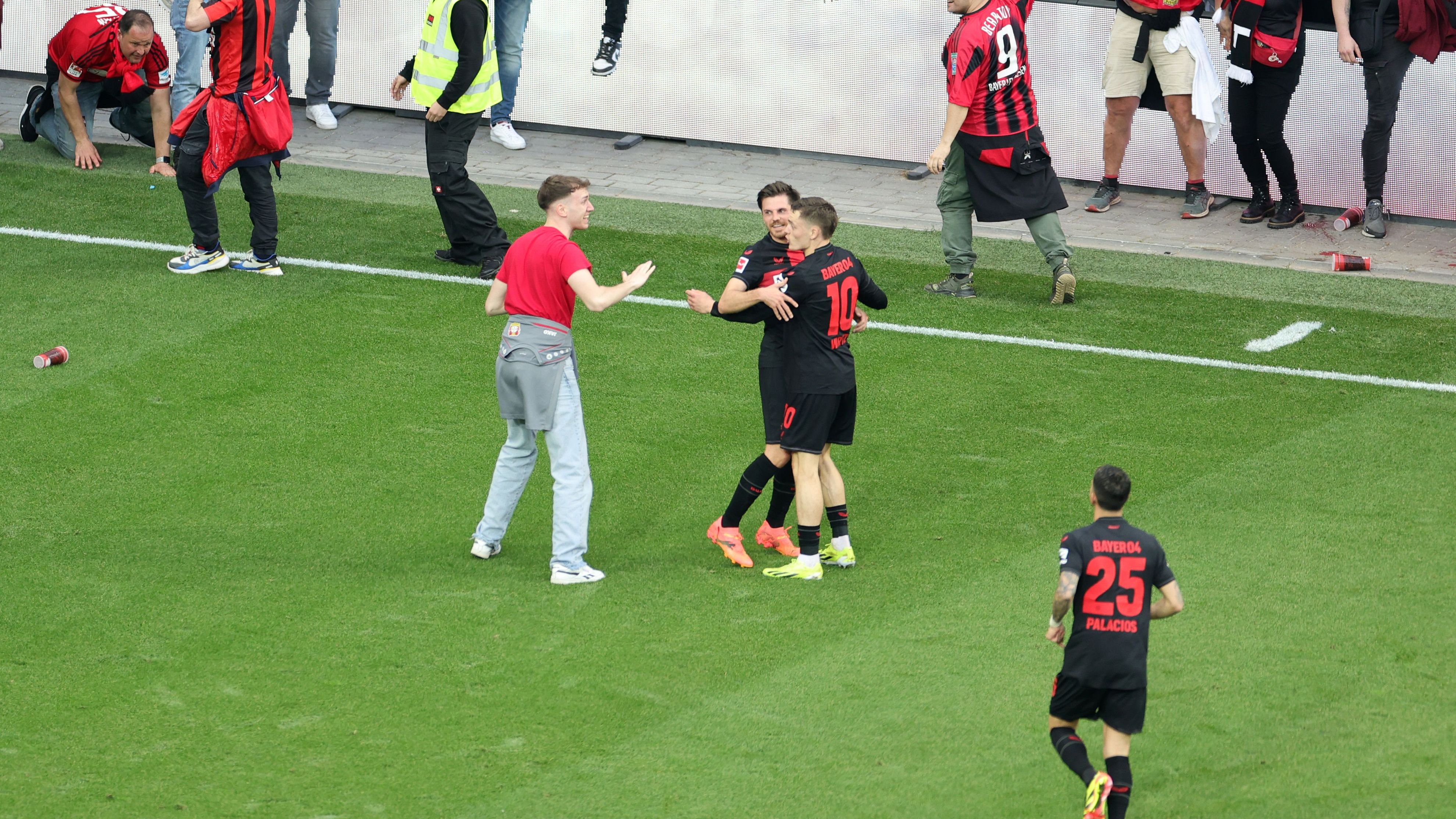 <strong>Bayer Leverkusen: Die besten Bilder der Meisterfeier</strong><br>Die Fans hingegen waren zunächst nicht so souverän wie der Trainer. Schon nach dem 4:0 von Florian Wirtz stürmten die ersten aufs Spielfeld, mussten aber von den Spielern wieder vom Platz gestellt werden. Schließlich hatte der Schiri noch nicht abgepfiffen.