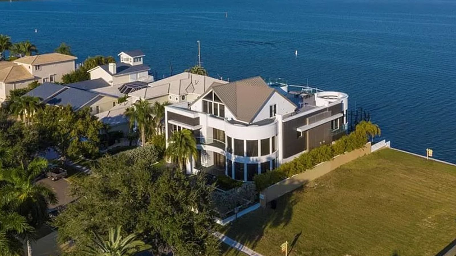 
                <strong>In Tampa: Die neue Villa von Gisele Bündchen und Tom Brady</strong><br>
                Das Luxus-Anwesen in Clearwater hat natürlich direkten Meereszugang zum Golf von Mexiko und ist insgesamt 8.548 Quadratmeter groß. 
              