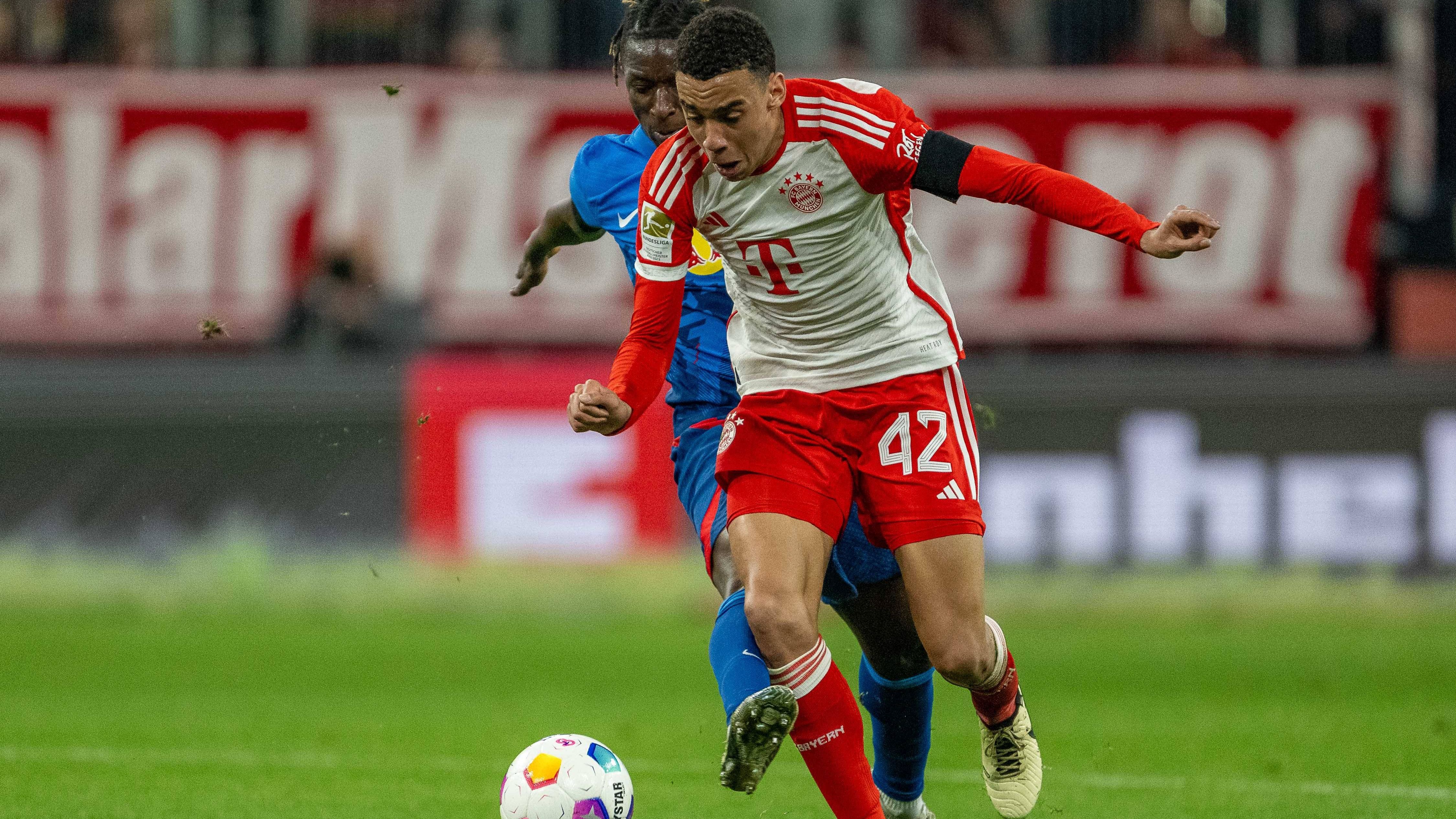 <strong>Jamal Musiala (FC Bayern)</strong><br>Dem Youngster hat wieder einen großen Aktionsradius und hohes Laufpensum. Und weiß sich offensiv in Szene zu setzen, wie bei der schönen Vorlage zu Sanes Großchance (34.) und dem herrlichen Assist zum Führungstreffer durch Kane (56.). Geht nach 84 Minuten für Choupo-Moting vom Platz. <em><strong>ran</strong></em>-Note: 3