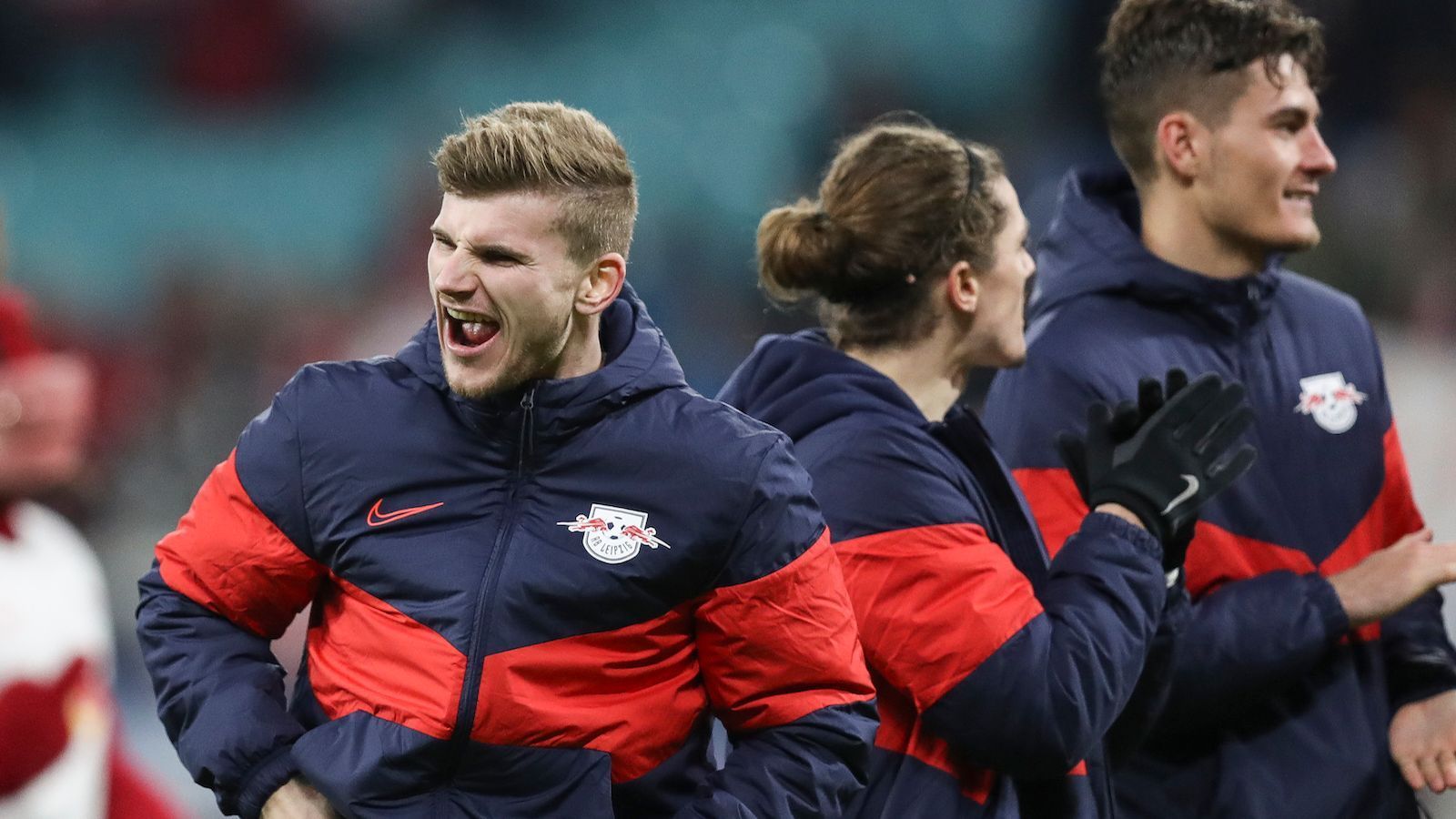 
                <strong>Timo Werner (RB Leipzig)</strong><br>
                Die Bayern würden ihre Optionen im Angriff mit Werner deutlich erhöhen. Werner ist kein klassischer Strafraumstürmer, lässt sich gerne fallen oder zieht nach außen. FCB-Coach Flick bewertete zuletzt in einer virtuellen Pressekonferenz das System mit zwei Spitzen als "absolute Alternative" - Lewandowski und Timo Werner? Fakt ist, dass gar nichts fix ist. Im Gegenteil. "Bislang ist niemand auf uns zugekommen", sagte Werners Berater Karl-Heinz Förster. Stand jetzt ist ein Wechsel Werners zum FC Bayern im Sommer eher unwahrscheinlich.
              