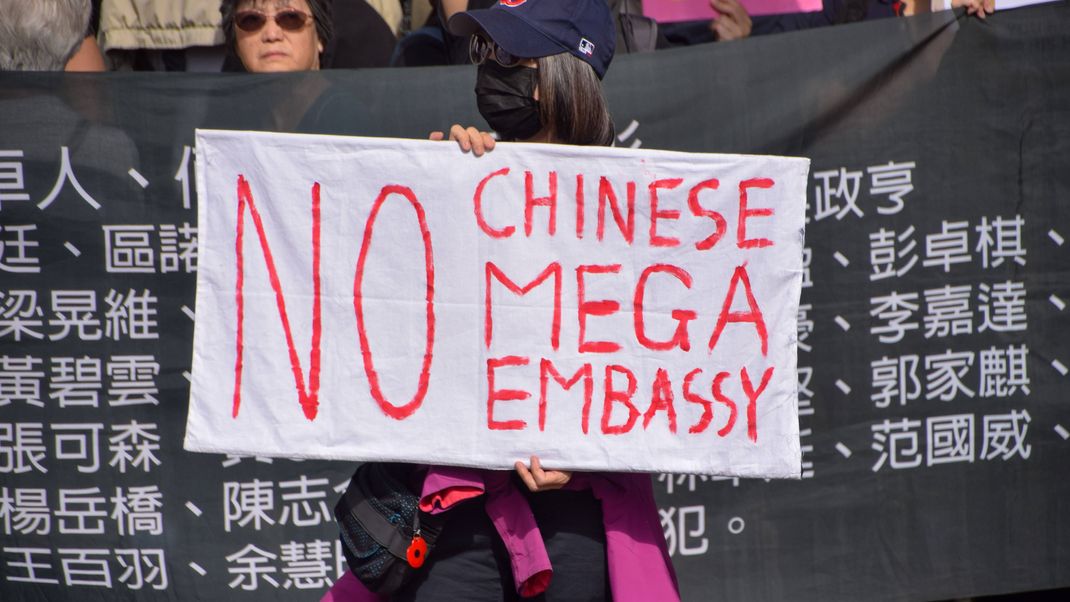 Menschen protestieren gegen die neue chinesische "Super-Botschaft", die am Royal Mint Court in London entstehen soll.
