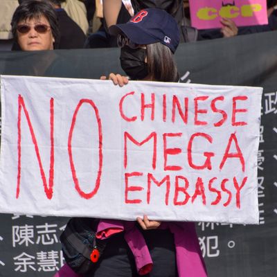 Menschen protestieren gegen die neue chinesische "Super-Botschaft", die am Royal Mint Court in London entstehen soll.
