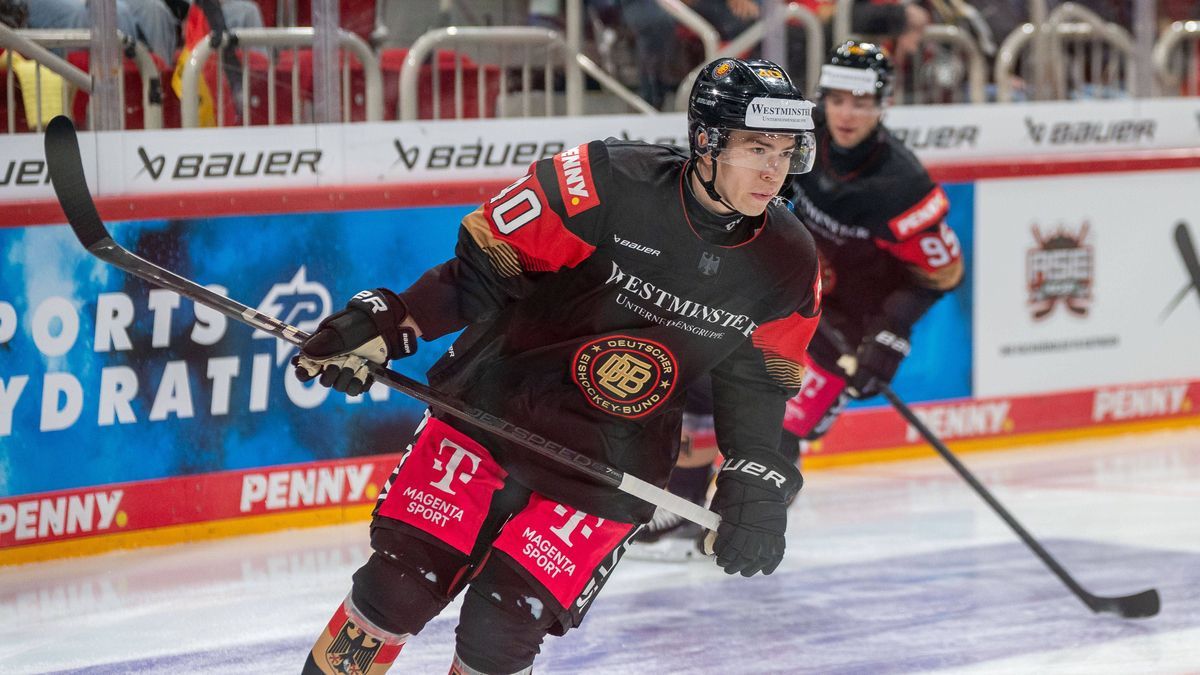 04.05.2025, Eishockey: Laenderspiel, Saison 2024 2025, Testspiel, Deutschland - USA im PSD Bank Dome in Duesseldorf. Alexander Ehl (Deutscher Eishockey Bund, 40) zurueck an alter Wirkungsstaette. F...