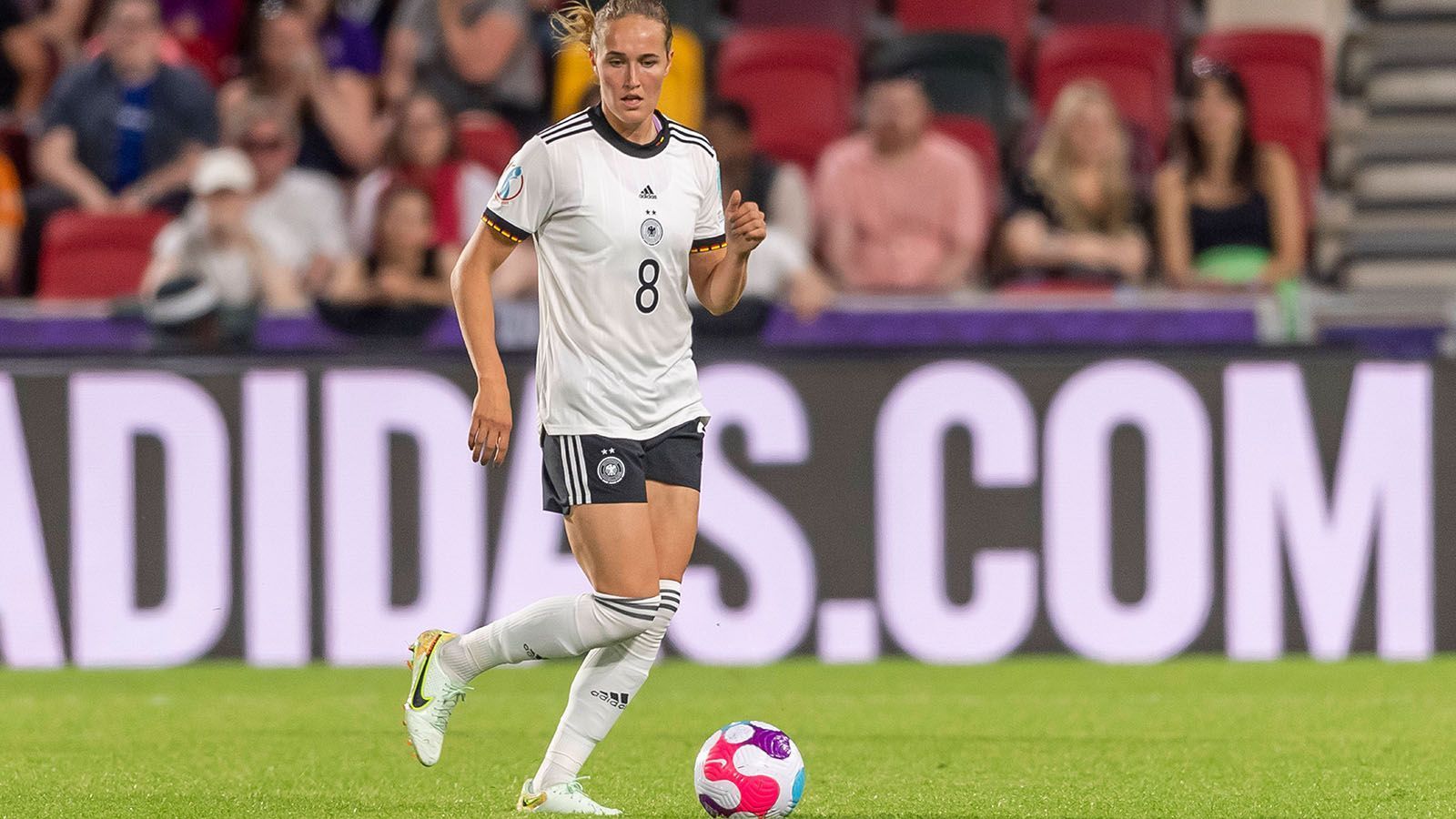 
                <strong>Sydney Lohmann</strong><br>
                Die Mittelfeldspielerin des FC Bayern ersetzte nach etwas mehr als einer Stunde Spielzeit Sara Däbritz. Eroberte mit ihrer Präsenz in der Schlussphase einige Bälle, Lohmann wäre vielleicht auch eine Option für die Startelf im Finale. ran-Note: 
              