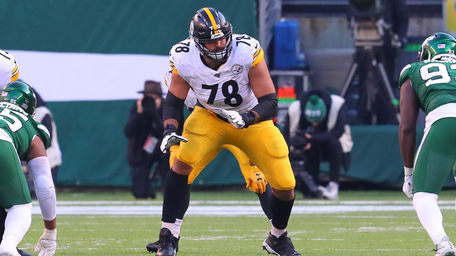 
                <strong>5. Alejandro Villanueva</strong><br>
                - Team: Pittsburgh Steelers- Position: Offensive Tackle
              