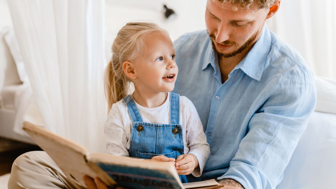 Abends lesen wir: Kinder lieben wiederkehrende Rituale. Übrigens auch das wiederholte Vorlesen ihrer Lieblingsbücher.