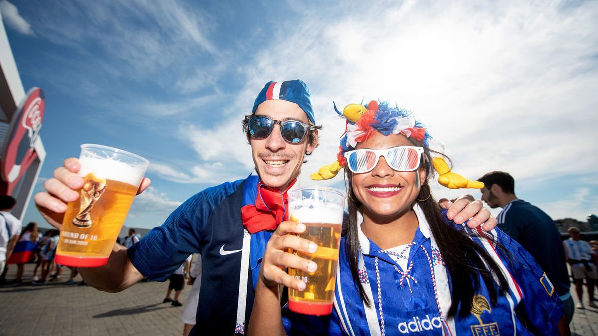 Fans trinken Bier WM 2018