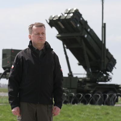 Polens Verteidigungsminister Blaszczak vor einem Flugabwehrsystem