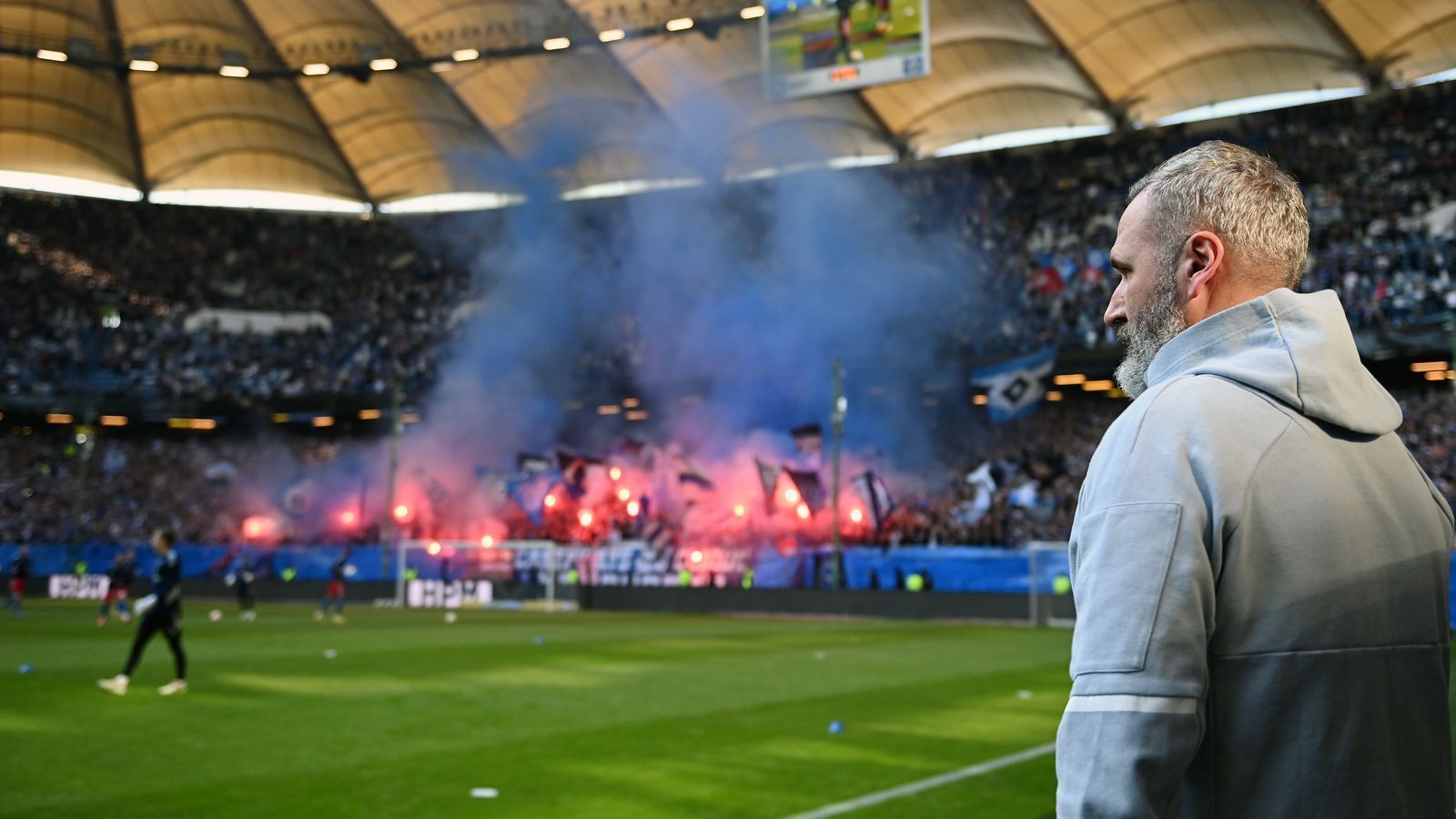 
                <strong>Feuer und Rauch</strong><br>
                Pyrotechnik und blauer Rauch - so empfingen die HSV-Fans die Mannschaft zu Beginn der Partie gegen den Stadtrivalen. 
              