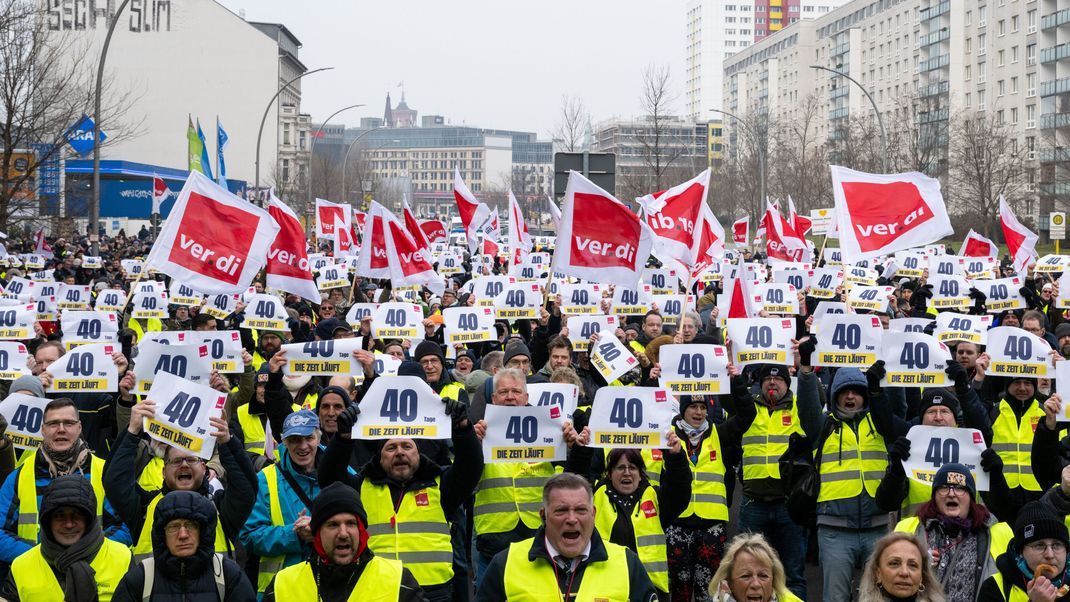 Zahlreiche BVG-Mitarbeiter:innen legen mit einem Streik den Verkehr in der Hauptstadt lahm.