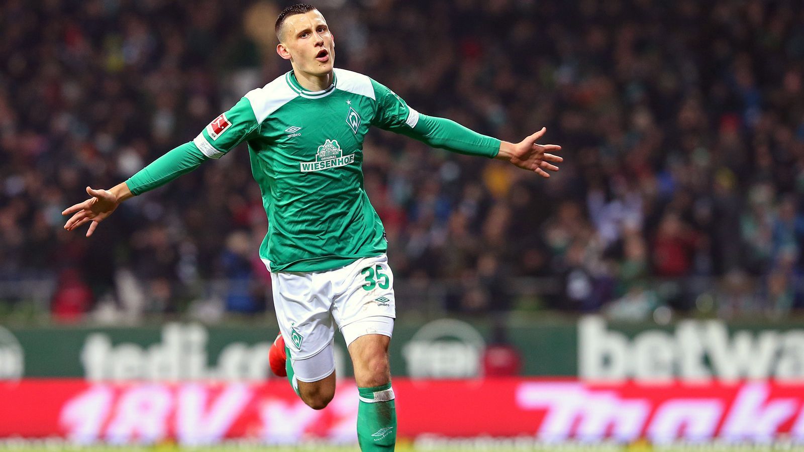 
                <strong>Maximilian Eggestein (SV Werder Bremen)</strong><br>
                Am Deadline Day der Wintertransfer-Periode dürften einige Werder-Fans kurzzeitig den Atem angehalten haben. Unter anderem das PSG-nahe Portal "Culture PSG" berichtete darüber, dass der französische Tabellenführer einen Last-Minute-Deal mit Maximilian Eggenstein durchziehen wolle. Letztlich wurde zwar daraus nichts. Dennoch könnte der Klub um Coach Thomas Tuchel im Sommer einen neuen Angriff auf den Werder-Shootingstar starten. Dann läuft der Vertrag des 22-Jährigen nämlich nur noch zwölf Monate, sofern der Mittelfeldmann zuvor nicht verlängert. Genau an dieser Verlängerung arbeiten die Bremer, um den gebürtigen Hannoveraner längerfristig zu binden. 
              