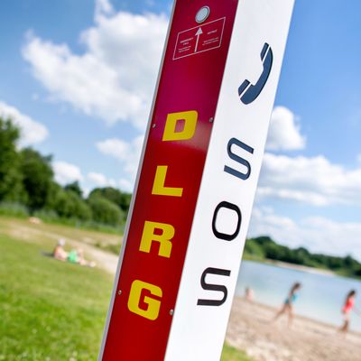Wer einen Badeunfall beobachtet, sollte sofort den Notruf wählen.
