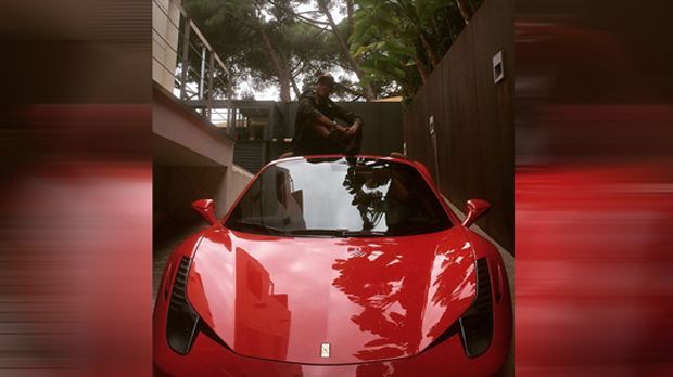 
                <strong>Neymars Ferrari 458 Spider</strong><br>
                PSG-Star Neymar hat sich bereits zu Barca-Zeiten mit einem Ferrari 458 Spider einen Kindheitstraum erfüllt. Günstig war der Flitzer allerdings nicht: Der Ferrari kostete in der Basis-Ausstattung gut 200.000 Euro.
              