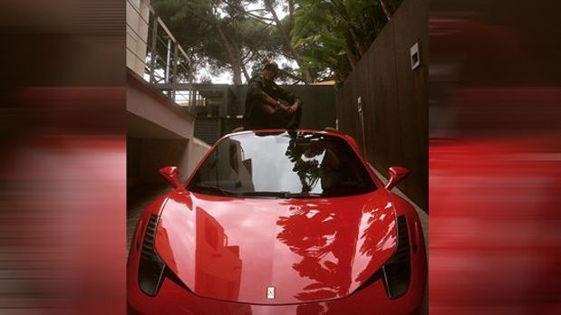 <strong>Neymars Ferrari 458 Spider</strong><br>
                PSG-Star Neymar hat sich bereits zu Barca-Zeiten mit einem Ferrari 458 Spider einen Kindheitstraum erfüllt. Günstig war der Flitzer allerdings nicht: Der Ferrari kostete in der Basis-Ausstattung gut 200.000 Euro.
