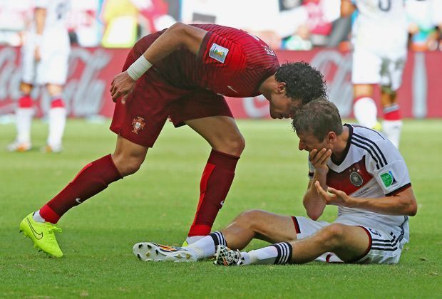 
                <strong>Müller vs. Pepe</strong><br>
                Beim ersten Vorrundenspiel Deutschland gegen Portugal fühlte sich Pepe offenbar von dem am Boden sitzenden Müller derart provoziert, dass er auf den deutschen Angreifer zustürmte und sich wütend hinunterbeugte. Ein Kopfstoß? Der Schiesdrichter schickte Pepe mit Rot vom Platz. 
              