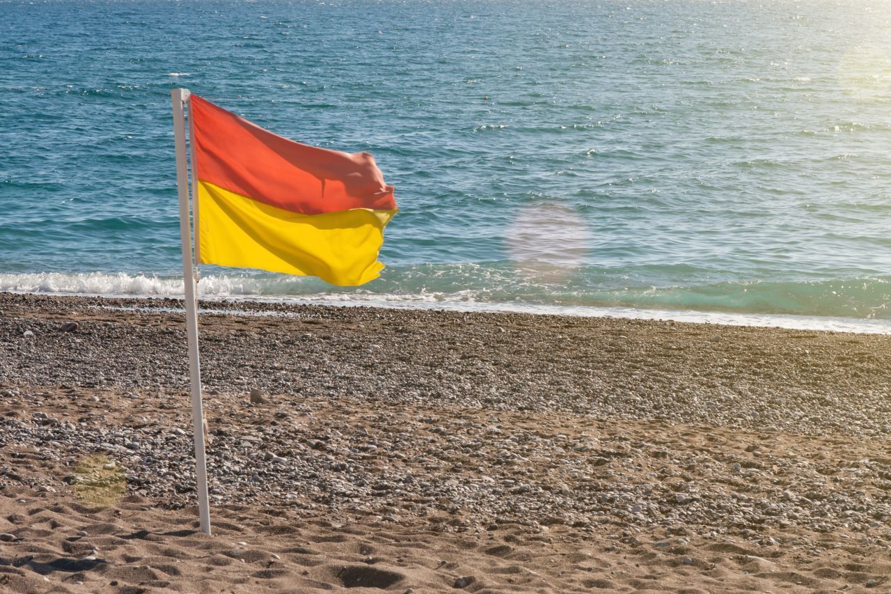 Rot-Gelb: Rettungs-Schwimmer:innen überwachen diesen Bereich.