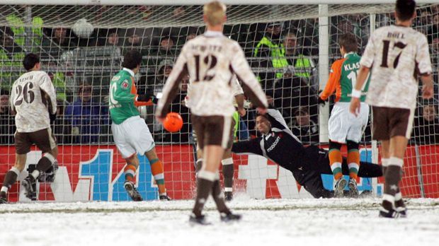 
                <strong>Schneeballschlacht</strong><br>
                Eine Schneeballschlacht war zwischen dem FC St. Pauli und Werder Bremen im DFB-Pokal tatsächlich das, was bei den Bedingungen am Ende noch fehlte. Miroslav Klose musste damals mit einer Schulterverletzung vom Feld und Klaus Allofs polterte: "Da kann man gleich zum Schlamm-Catchen oder Eis-Surfen einladen." Pauli gewann 3:1.
              