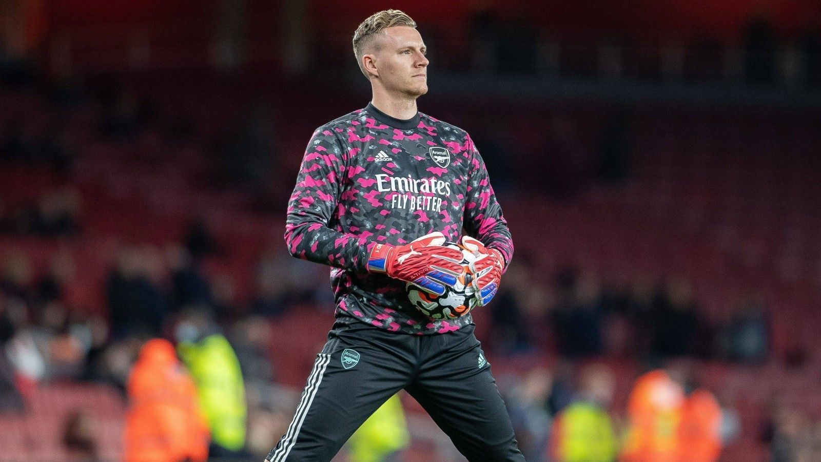 
                <strong>Bernd Leno (FC Arsenal)</strong><br>
                Unter Trainer Mikel Arteta hat die langjährige Nummer 1 der Gunners einen schweren Stand. Bereits zu Saisonbeginn machte Arteta dem Deutschen klar, nicht auf ihn zu bauen. Zwar zeigte er kürzlich im Pokal gegen Leeds eine ansprechende Leistung, in der Liga musste der 29-Jährige dann aber doch wieder zuschauen. In den britischen Medien wird schon seit geraumer Zeit über einen Abgang spekuliert.
              