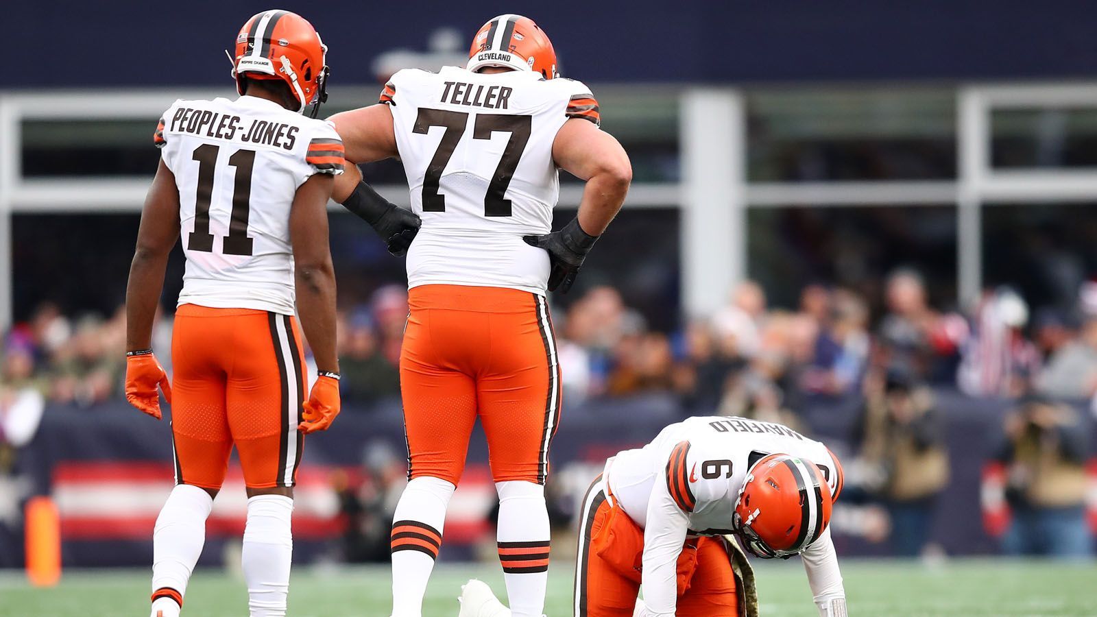 
                <strong>Verlierer: Die Cleveland Browns</strong><br>
                Was war denn da los? Eigentlich hätten die Browns in der letzten Woche froh sein sollen, das Drama um Odell Beckham Jr. endlich bei Seite legen zu können. Stattdessen kamen Baker Mayfield und Co. bei den New England Patriots komplett unter die Räder. Ein 45:7-Abschuss, der am Ende des Tages auch noch in einer öffentlichen Diskussion zwischen Myles Garrett und Head Coach Kevin Stefanski mündete. Es ging um fehlende Anpassungen der defensiven Spielweise. In der neuen Woche wird da viel aufzuarbeiten sein.
              