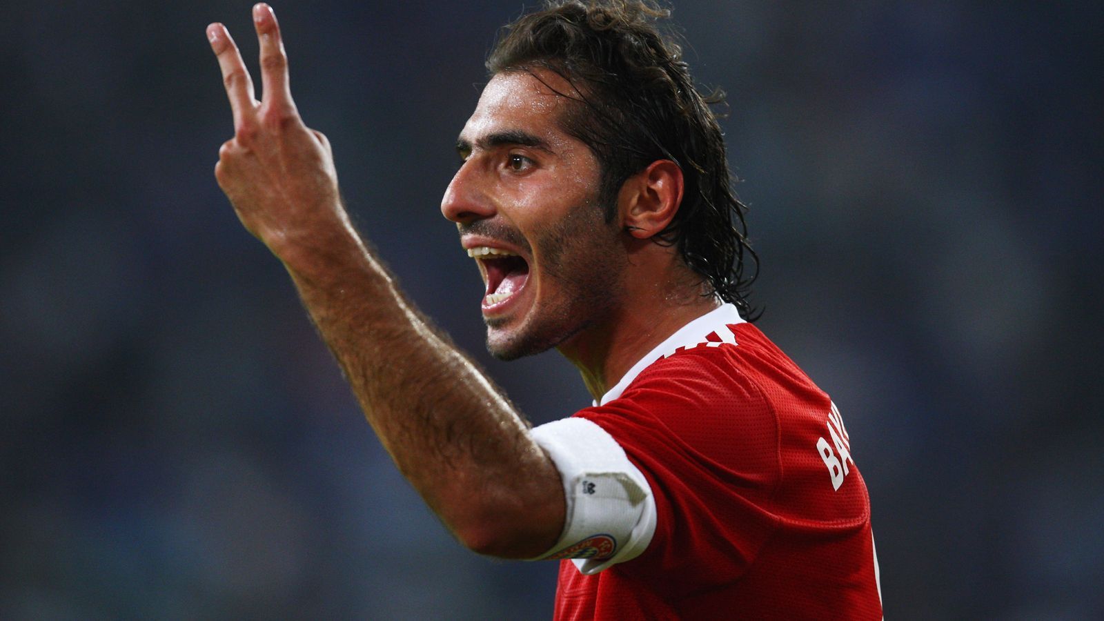 
                <strong>Hamit Altintop</strong><br>
                Der Türke Hamit Altintop, in Gelsenkirchen geboren und aufgewachsen, machte seine ersten Schritte in der Bundesliga einst auf Schalke. Beim seinem Bundesliga-Debüt am ersten Spieltag der Saison 2003/04 erzielte der damals 20-Jährige ausgerechnet gegen Dortmund beim 2:2-Unentschieden einen Doppelpack. 2007 wechselte Altintop ablösefrei an die Isar, war aber meist nur Ergänzungsspieler. 2011 verließ er die Münchner wieder und spielte ein Jahr bei Real Madrid. Mittlerweile hat der 37-Jährige seine aktive Laufbahn beendet und arbeitet beim türkischen Fußballverband.
              