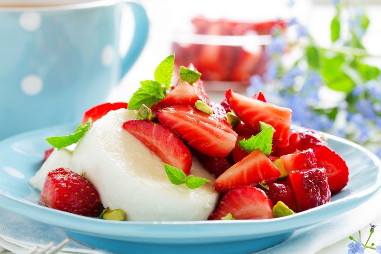 Ein Erdbeer-Mozzarella-Dessert lässt sich ruckzuck auftischen: Beide Zutaten auf einem Teller anrichten, anschließend mit Minze und Pistazien garnieren. Alternativ kann man die Nachspeise auch im Glas servieren: Den Mozzarella in Scheiben schneiden und abwechselnd mit den Erdbeeren schichten. Topping-Variante: Eine Soße aus Karamell-Sirup, Zucker und gehackten Pistazien-Kernen. 