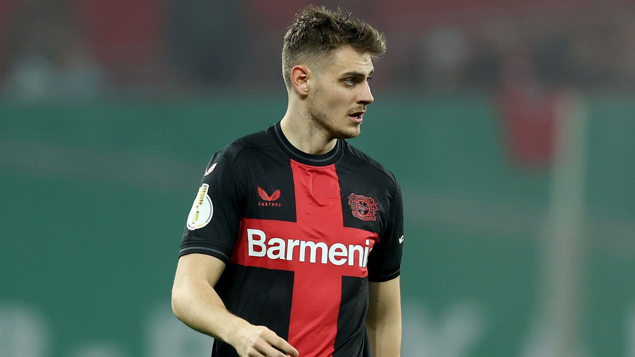 <strong>Josip Stanisic (Bayer Leverkusen)</strong><br>Hat Pech, dass sein Kopfball nach 56 Minuten nur knapp am Pfosten vorbeirauscht. Defensiv grundsolide, erledigt seinen Job und fällt nicht negativ auf. <strong><em>ran</em></strong>-Note: 3