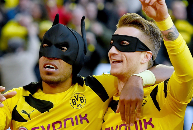 
                <strong>Batman und Robin</strong><br>
                Auch seine ehemaligen Mannschaftskollegen Pierre-Emerick Aubameyang und Marco Reus sind offenbar Fans von Batman und Robin. Anlässlich des Führungstreffers gegen Schalke ziehen sich die beiden Superhelden die Masken über.
              