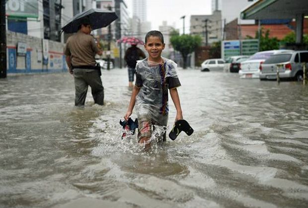 
                <strong>USA vs. Deutschland (0:1) - Unwetter in Recife</strong><br>
                Auch während des Spiels regnet es weiter in Strömen. Dieser junge Mann nimmt es gelassen.
              