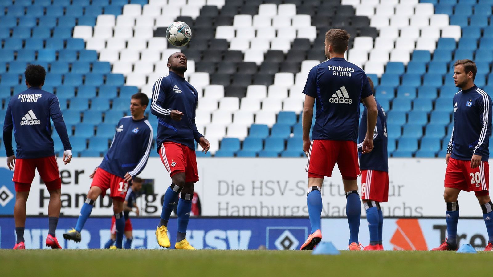 
                <strong>Hamburger SV muss danach nur noch zweimal reisen</strong><br>
                29: Spieltag: Wehen Wiesbaden (H)30. Spieltag: Holstein Kiel (H)31. Spieltag: Dynamo Dresden (A)32. Spieltag: VfL Osnabrück (H)33. Spieltag: 1. FC Heidenheim (A)34. Spieltag: SV Sandhausen (H)Für den HSV stehen anschließend nur noch zwei Auswärtsfahrten auf dem Programm - zum nach der Quarantäne nun unter Dauerbespielung stehenden Schlusslicht aus Dresden und dann kurz vor Schluss zum womöglichen Endspiel in Heidenheim. Ansonsten könnten vor allem die wiedererstarken Kieler ein Stolperstein werden.
              